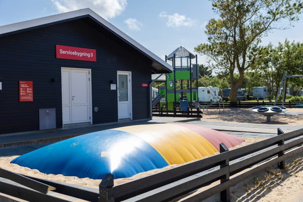 Innenbereich eines Servicegebäudes mit Familienbädern auf First Camp Grenen Strand