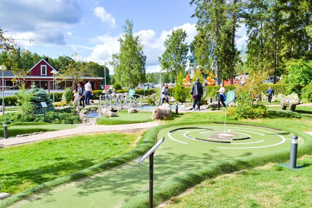 Äventyrsgolfbana i naturskön miljö på campingen Sommarvik - Årjäng
