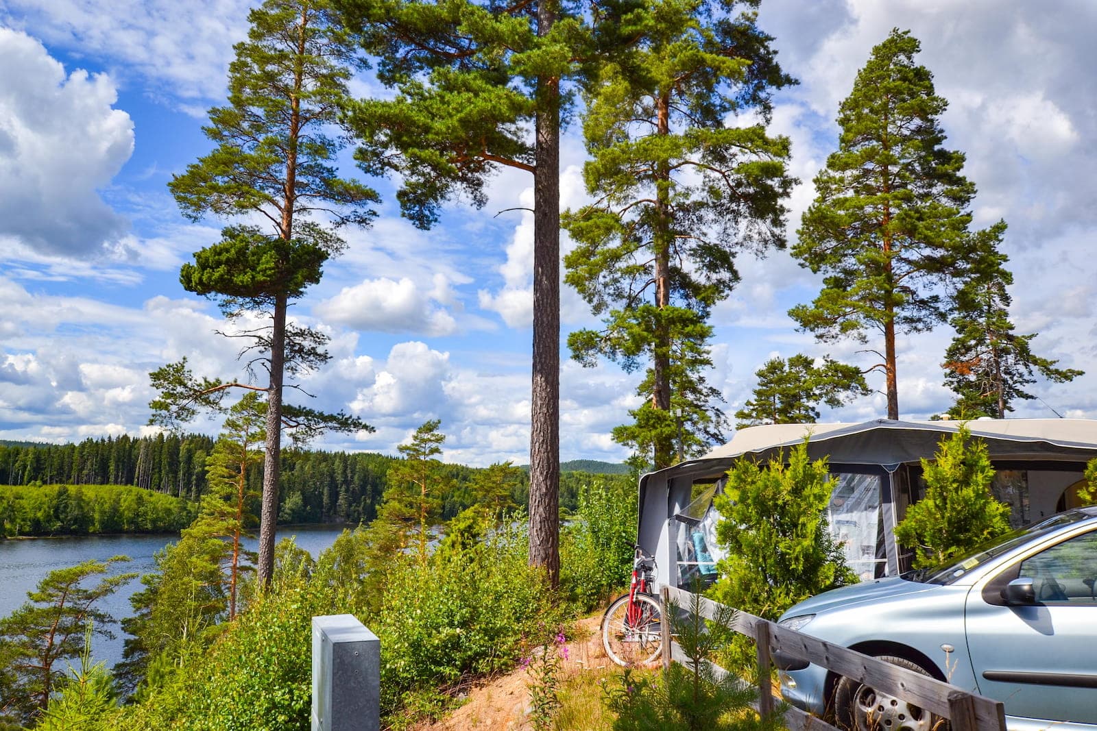 Campingtomt nära naturen med sjöutsikt på Sommarvik - Årjäng
