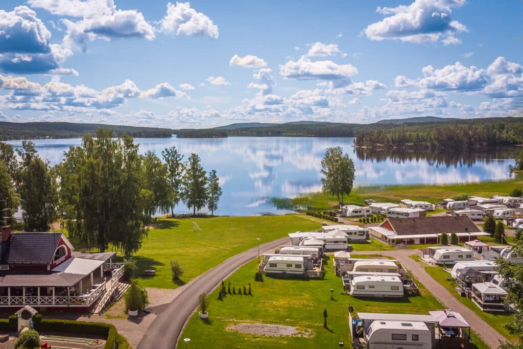 Vacker utsikt över sjön en härlig sommardag på Haganäset - Charlottenberg