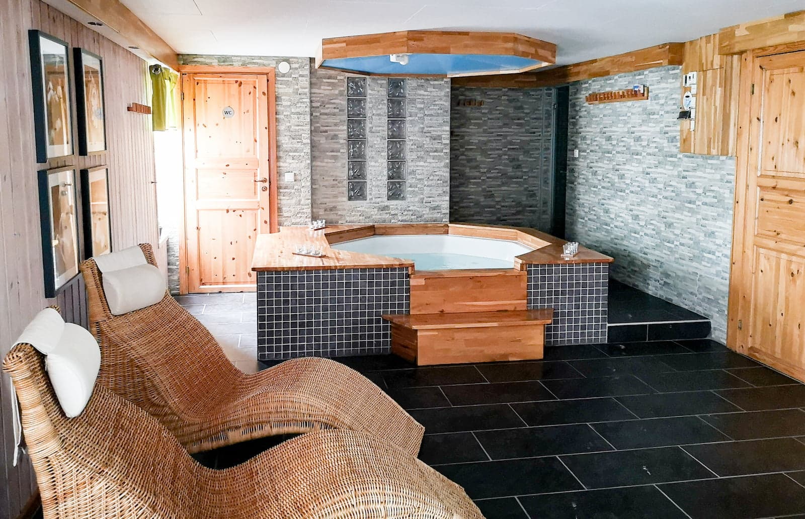 Relaxavdelning på campingen Sommarvik med bubbelpool och värme.