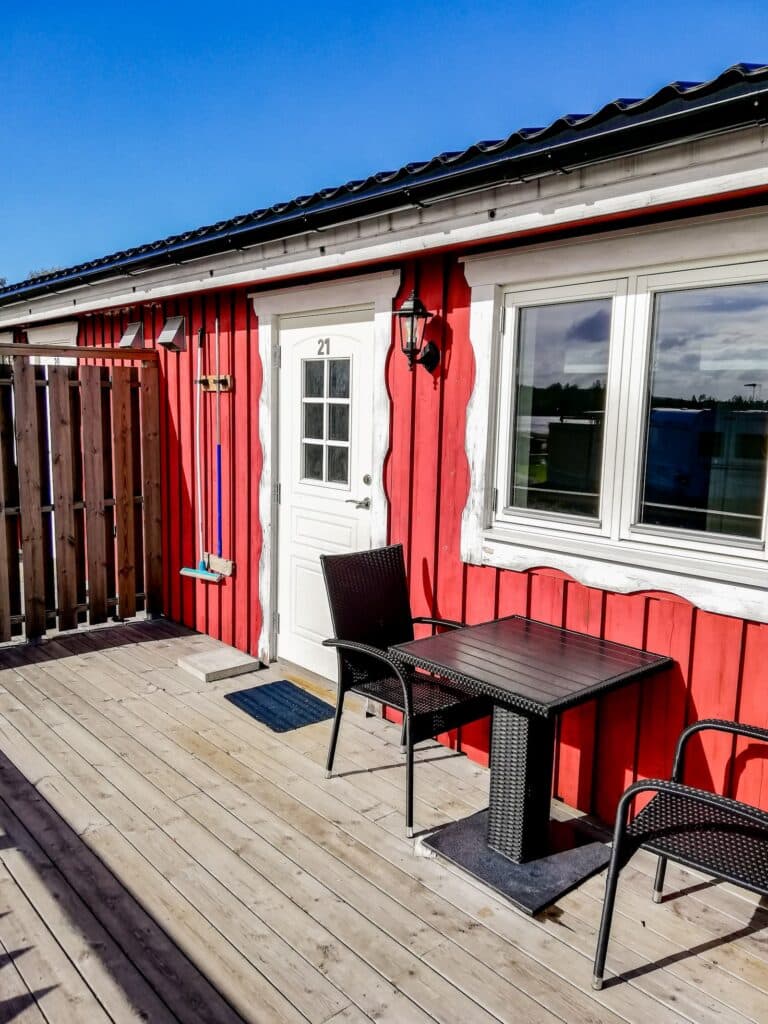 Exteriör med altan för stuga Skanslänga på Haganäset.