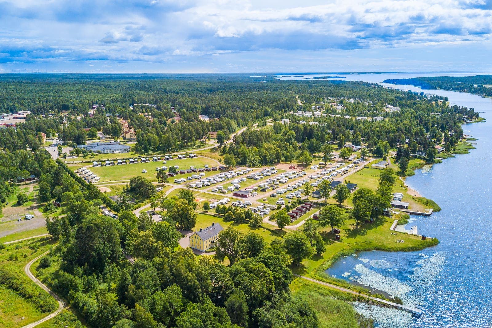 Sjöutsikt från First Camp Herrgårdsliv - Kristinehamn, en familjevänlig camping i Värmland.