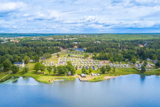 Campingsemester på First Camp Herrgårdsliv - Kristinehamn med närhet till stad och natur.