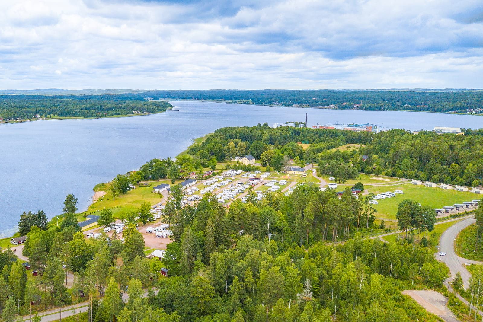Herrgårdscampingen i Värmland med stugor och campingtomter nära Vänerns strand.