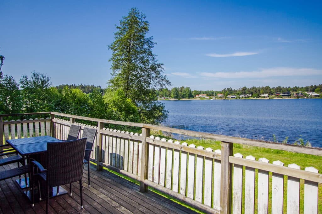 Altan med utsikt för Sjövillan - en stuga på Herrgårdsliv i Värmland.