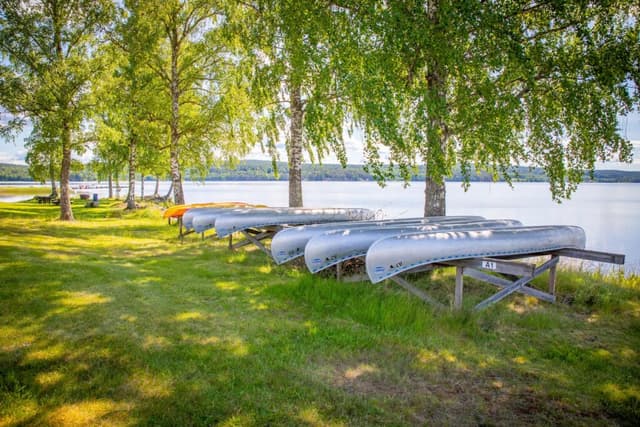 Kanot vid stranden på campingen Haganäset i Charlottenberg.