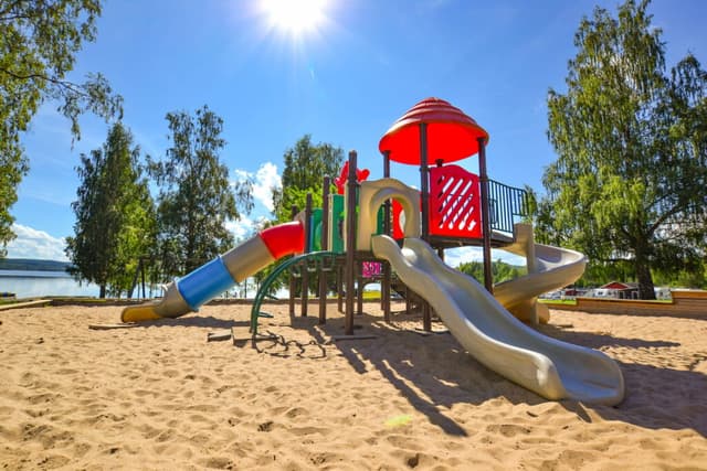 Lekplats vid vattnet på campingplatsen Haganäset i Charlottenberg