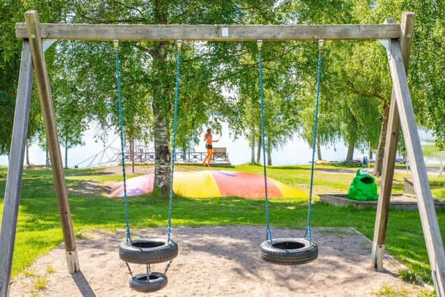 Barn som hoppar på hoppkudde på campingen Haganäset i Charlottenberg