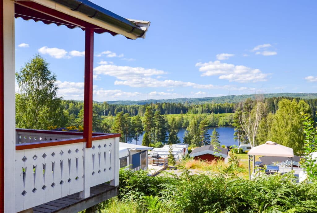 Exteriör för stugan Skogsfåglarna, på Sommarvik i Värmland.