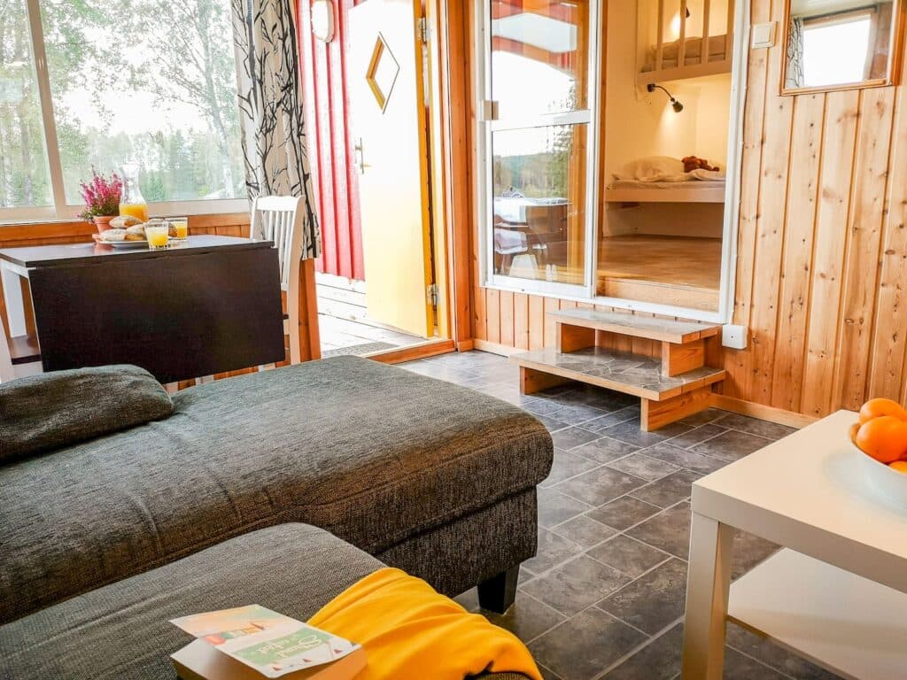 Vardagsrum i Småfåglarna, en stuga på Sommarvik i Värmland.