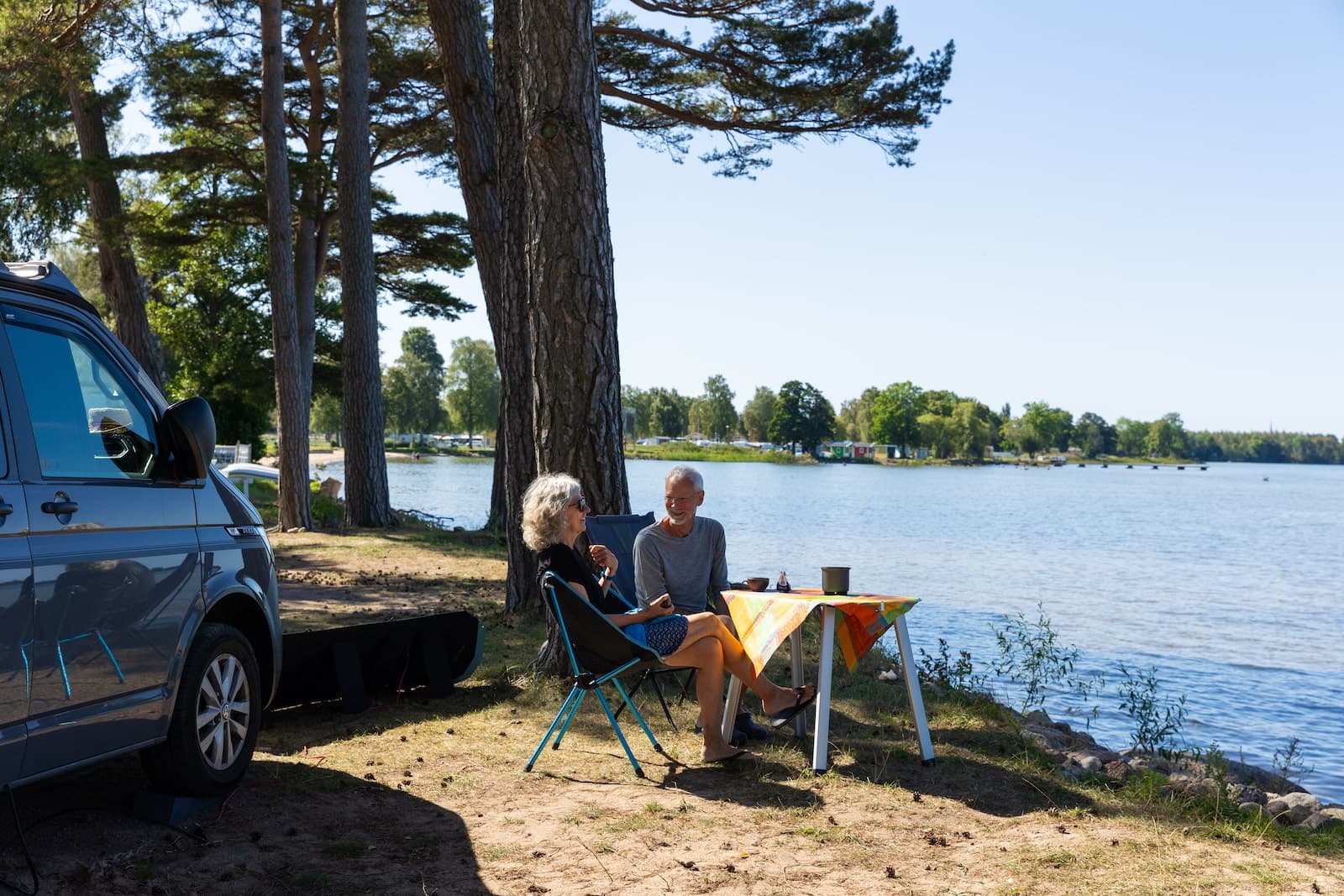 Par som njuter av en sommardag på Vadstena - Vättern