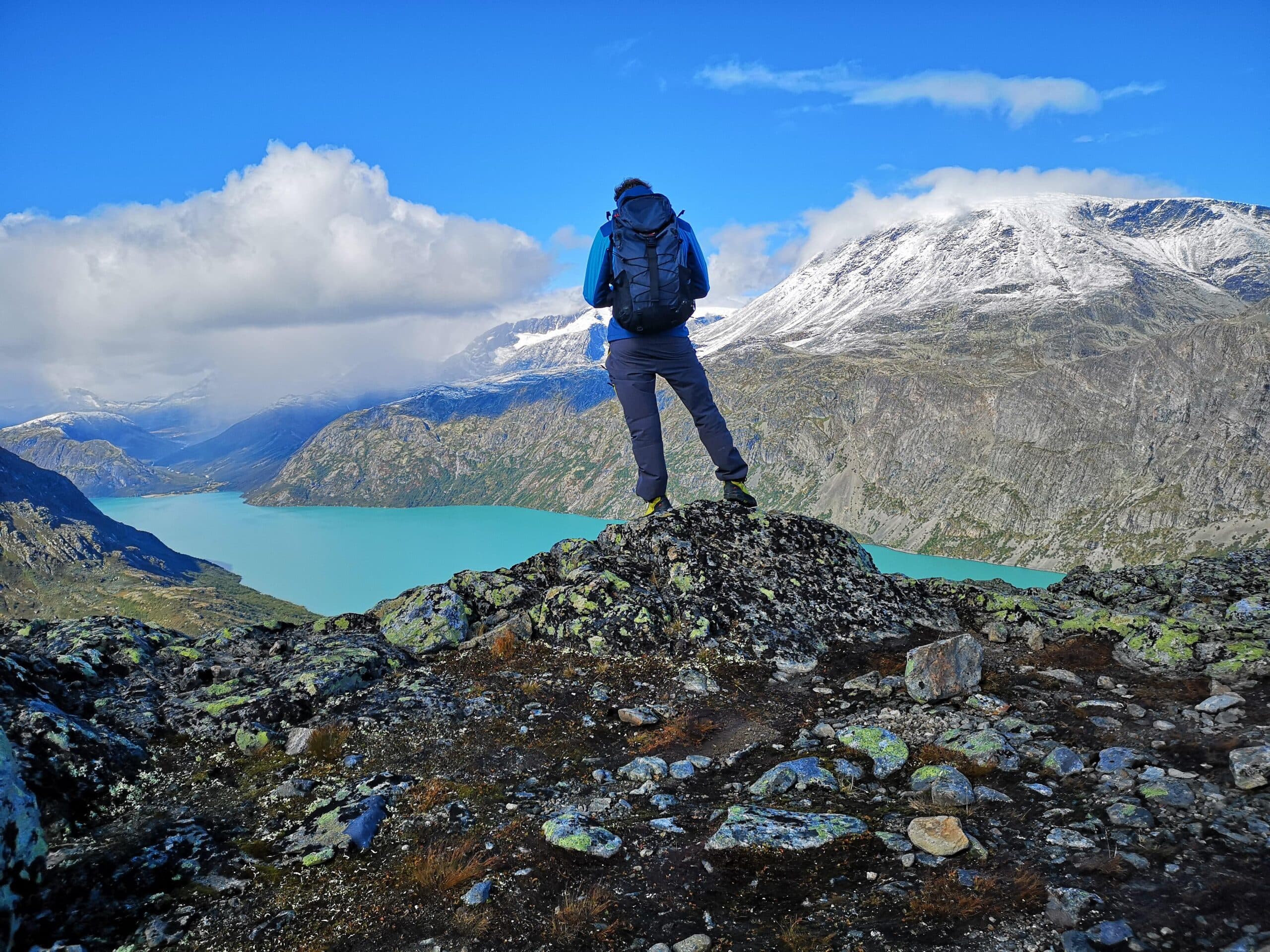 Wanderer auf dem Besseggen-Grat nahe Beitostølen mit Aussicht auf Gjende und Bessvatnet