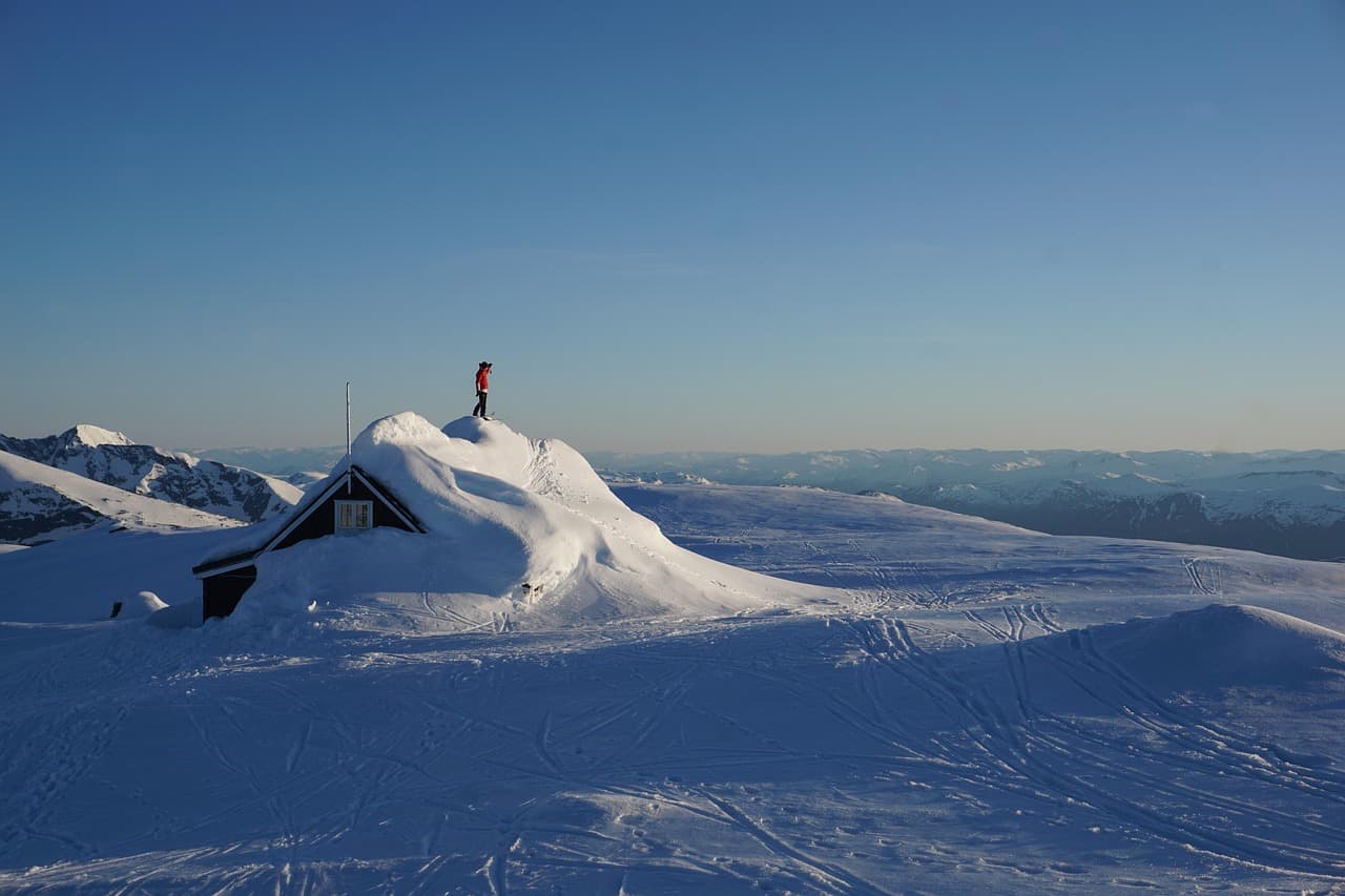 Saisoncamping in den Bergen nahe Skigebieten und Wanderwegen