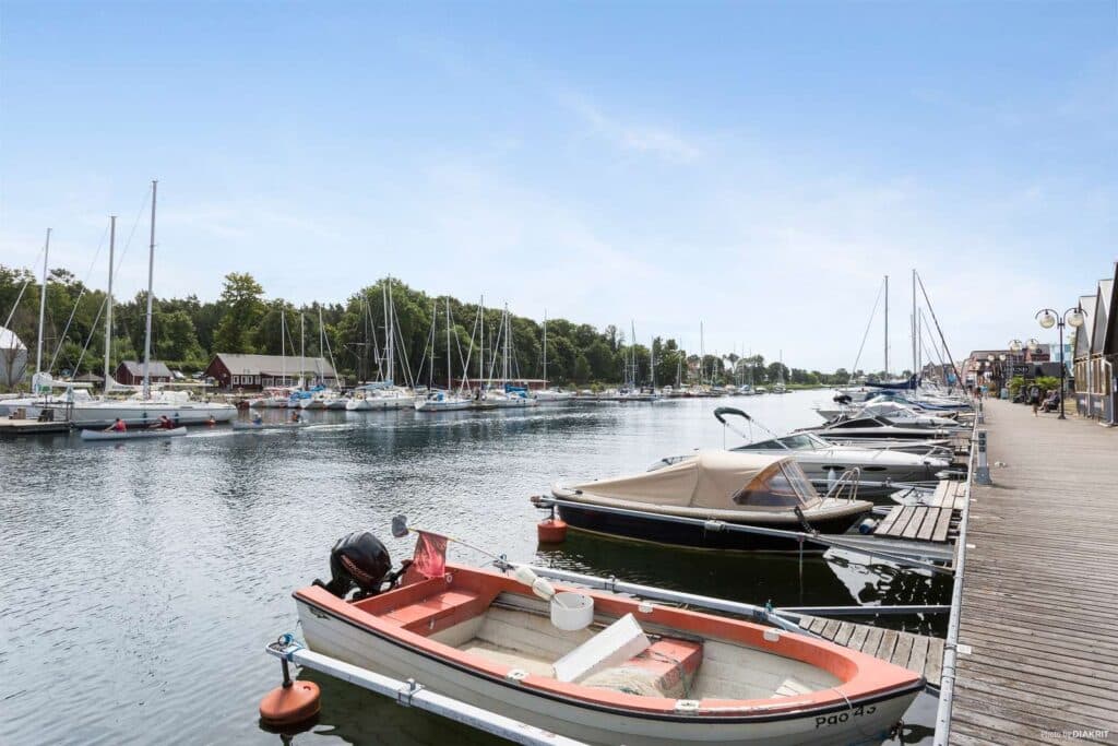 Båtar vid bryggan i Åhus hamn