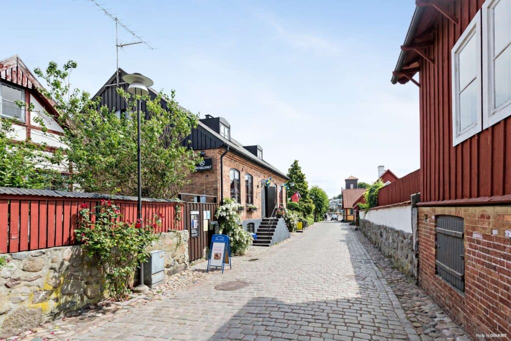 Kullerstensgata bland hus i Åhus